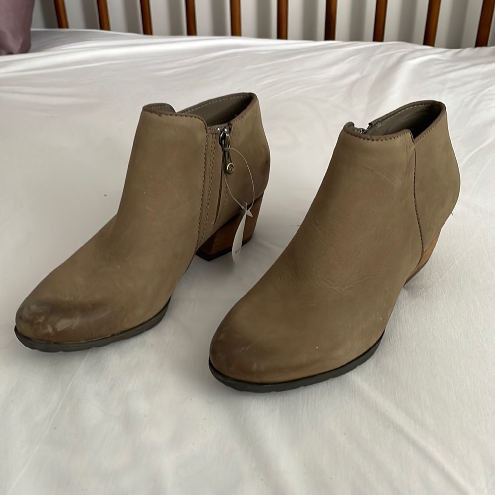 NWT Waterproof booties